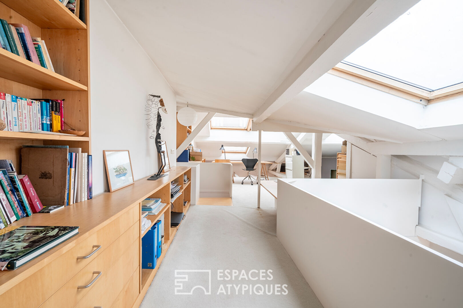 Quiet and bright duplex on the top floor