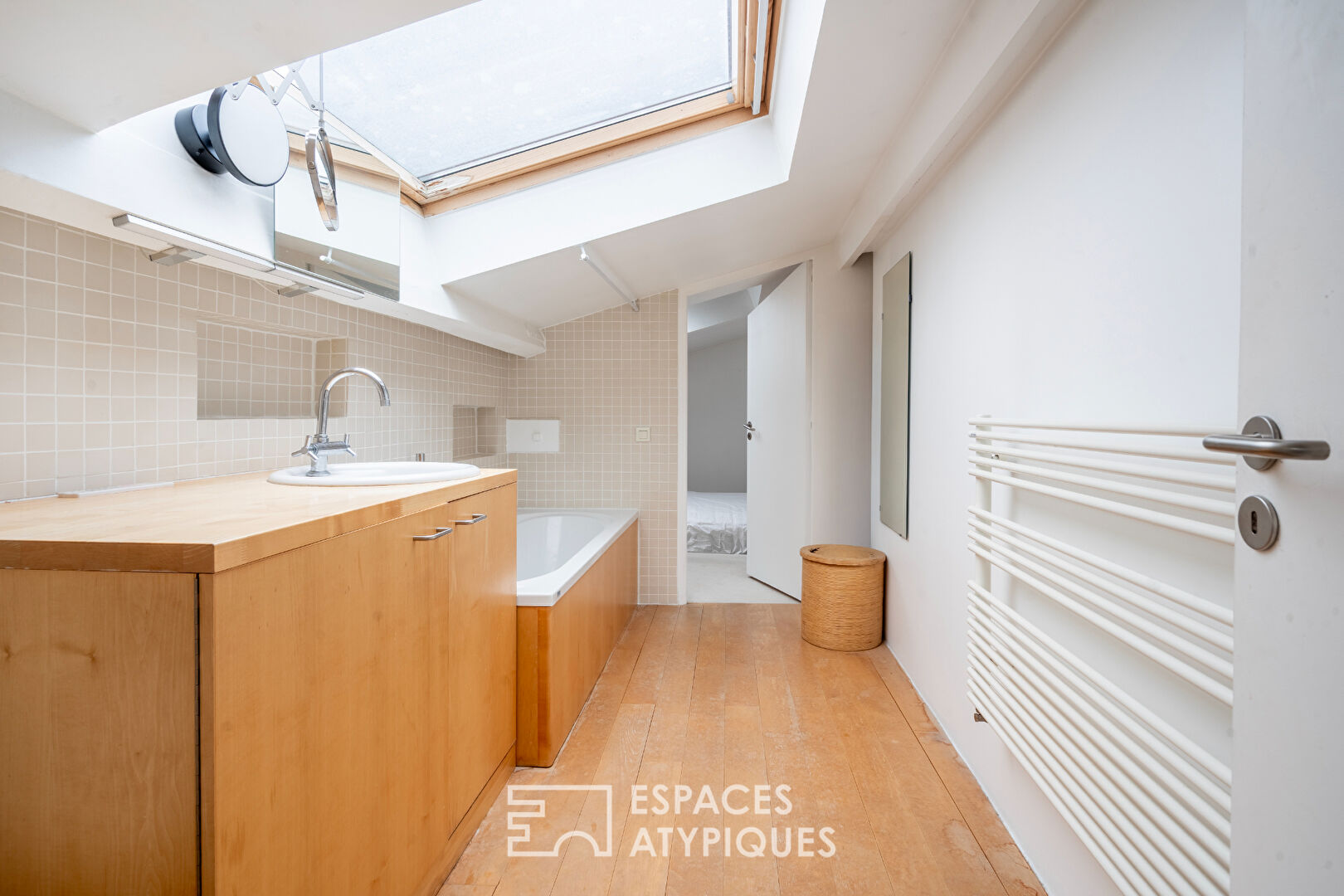 Quiet and bright duplex on the top floor