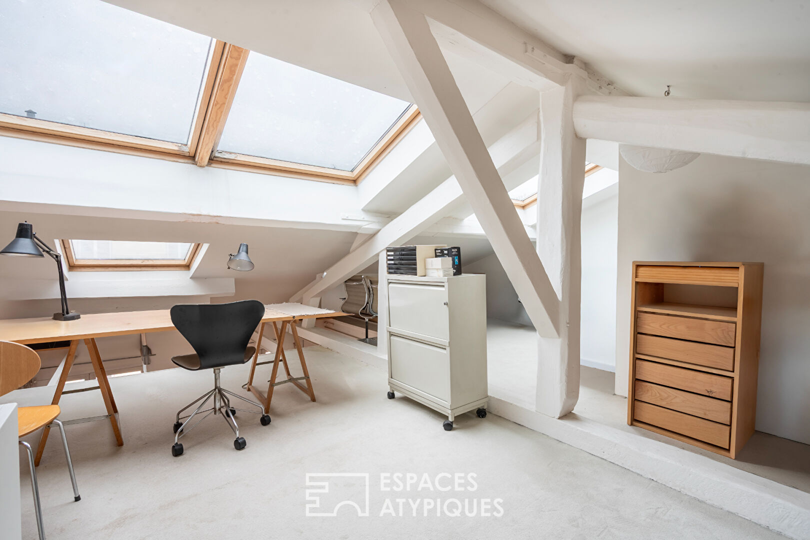 Quiet and bright duplex on the top floor