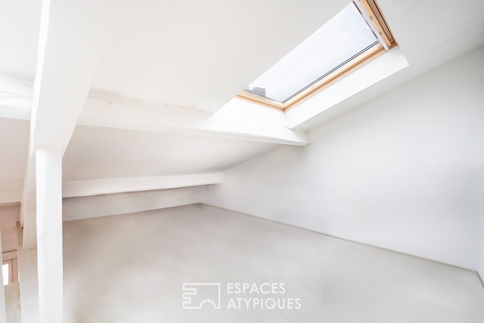 Quiet and bright duplex on the top floor