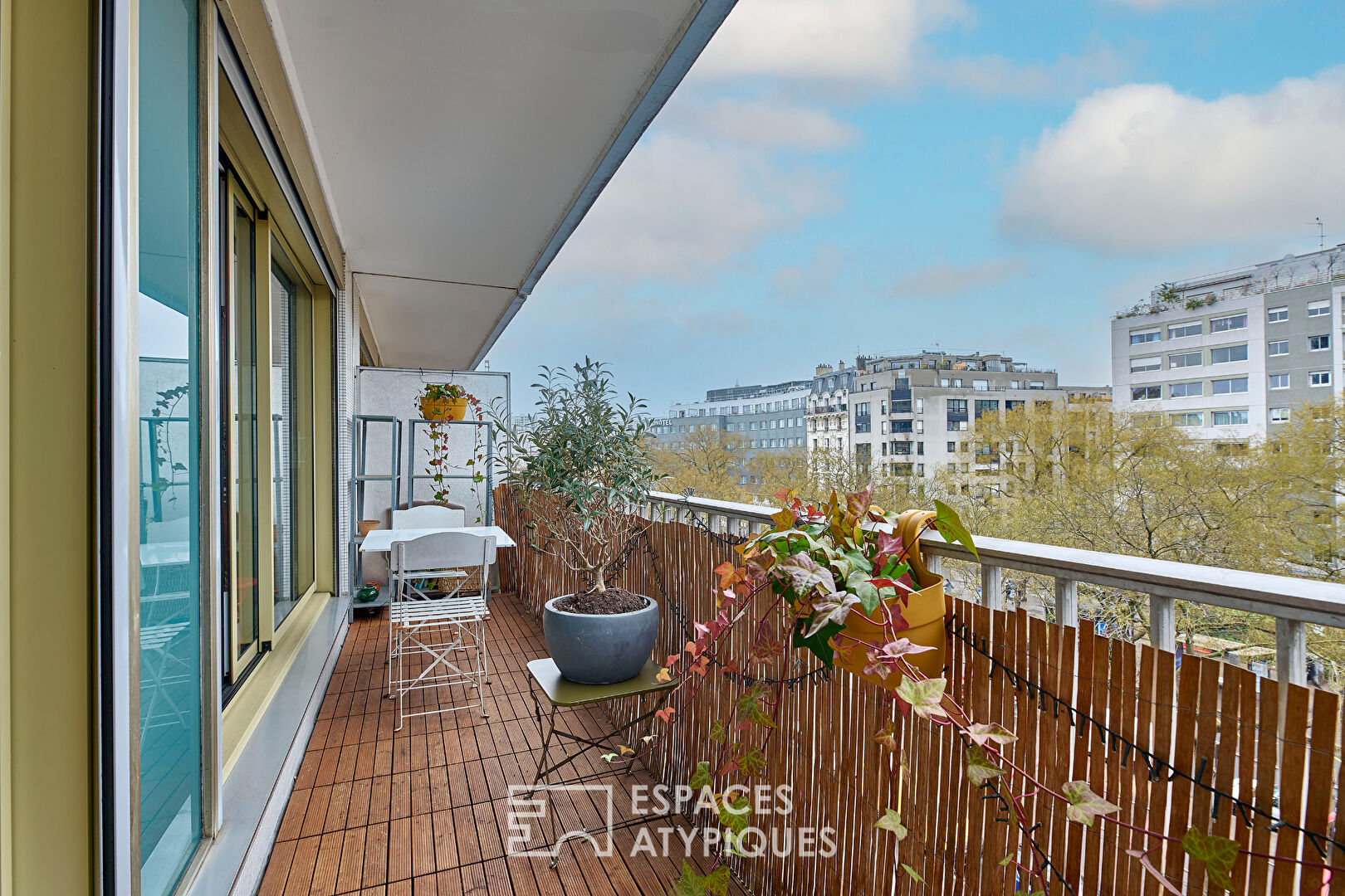 Appartement avec balcon entre ciel et cour
