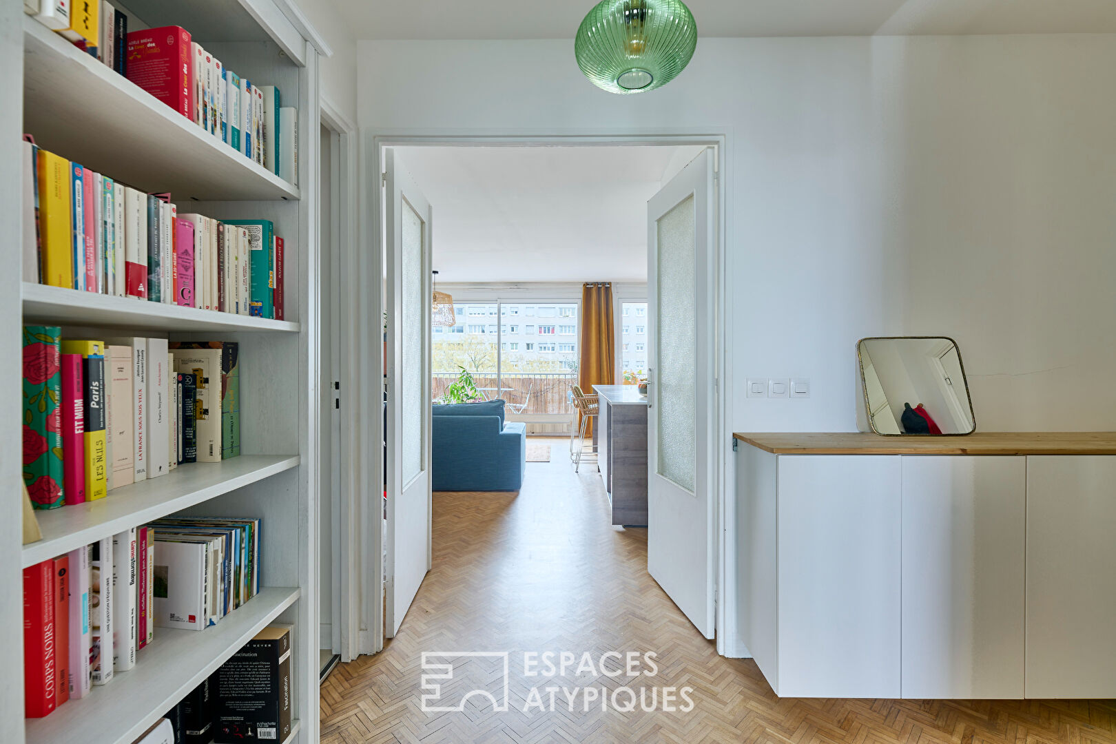 Appartement avec balcon entre ciel et cour
