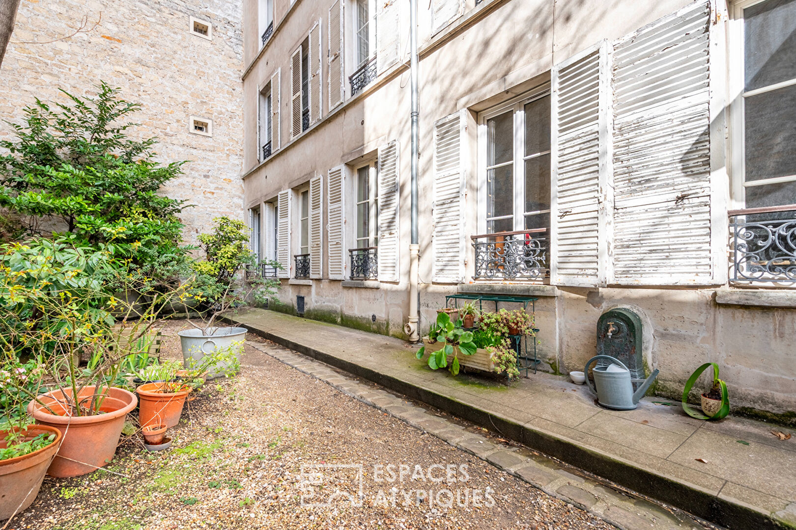 Rez-de-chaussée à réinventer sur jardin au calme d&rsquo;une impasse