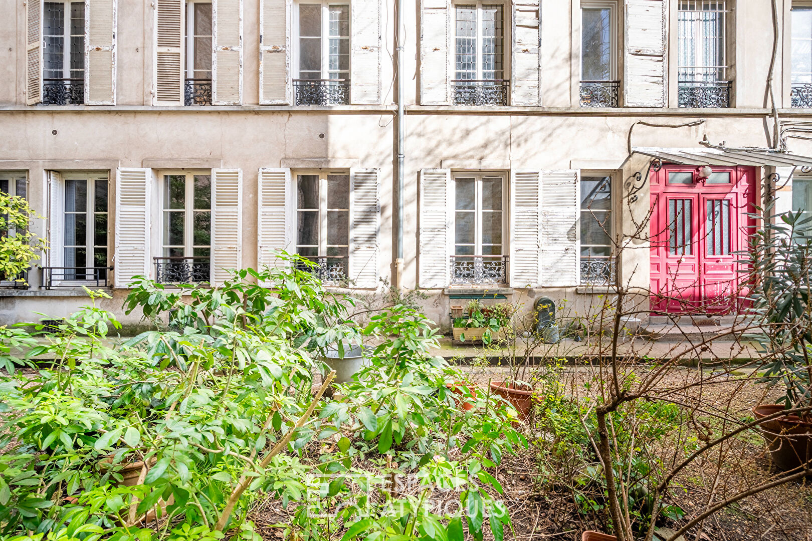 Rez-de-chaussée à réinventer sur jardin au calme d&rsquo;une impasse