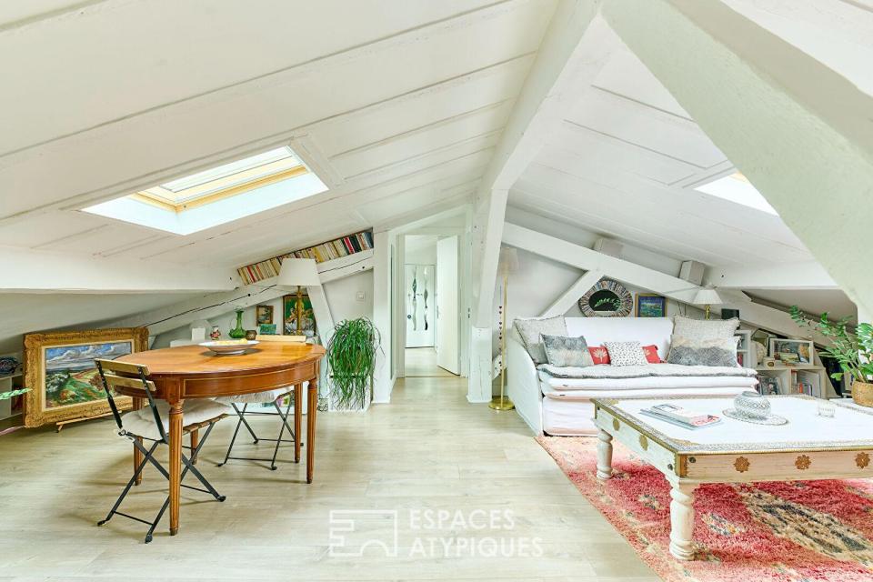 Dernier étage traversant sous les toits