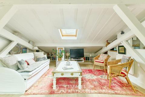 Dernier étage traversant sous les toits