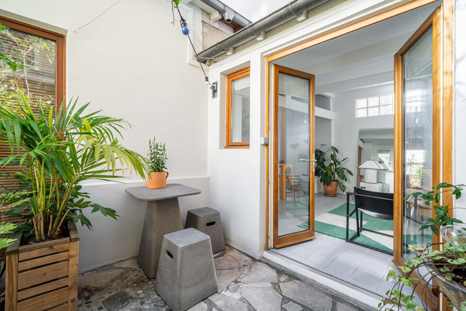 Comme une maison avec cour végétalisée au calme absolu
