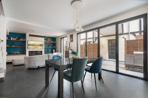 Maison contemporaine et deux-pièces indépendant avec cour et terrasse