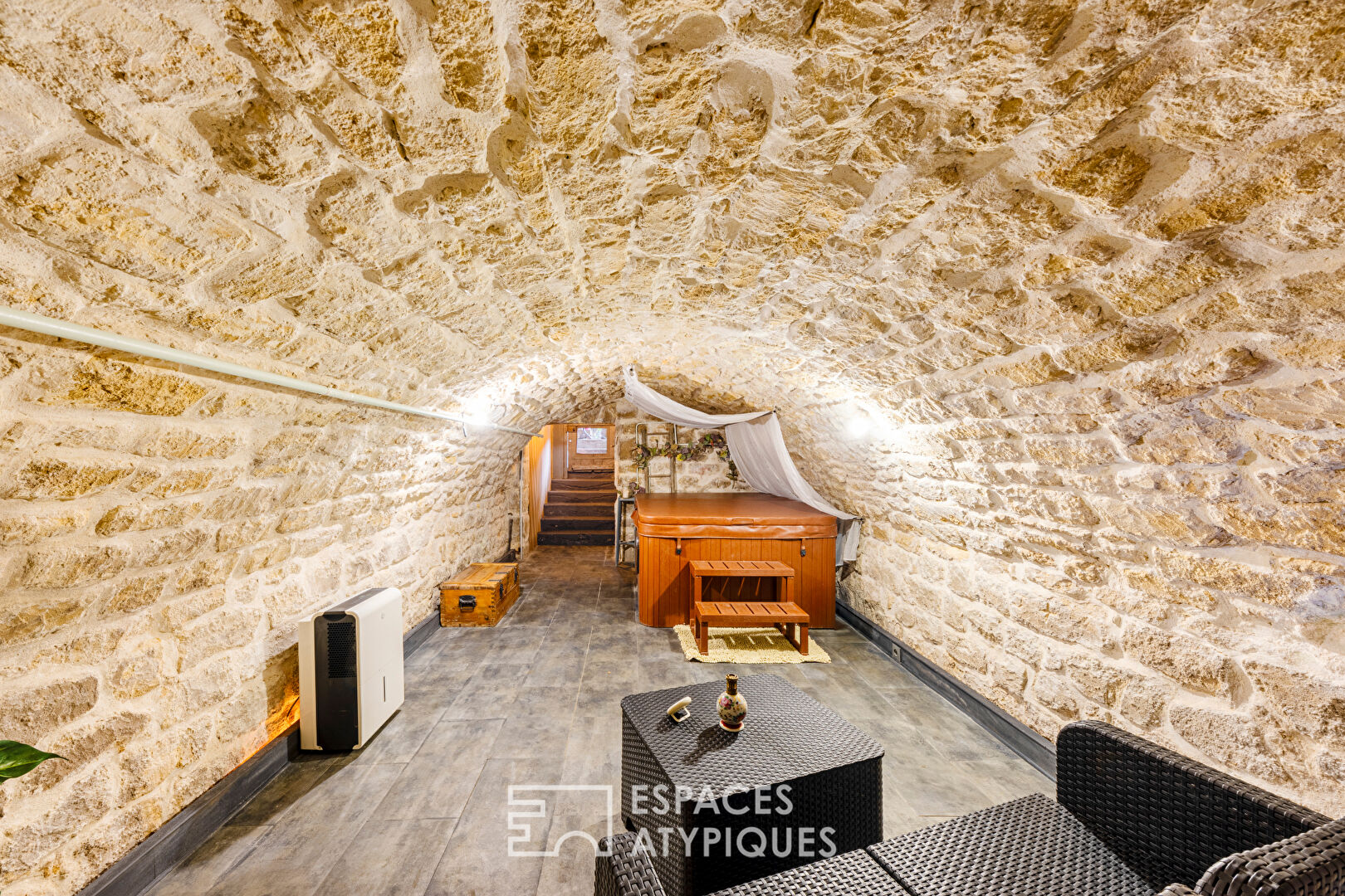 Ancien corps de ferme avec dépendance