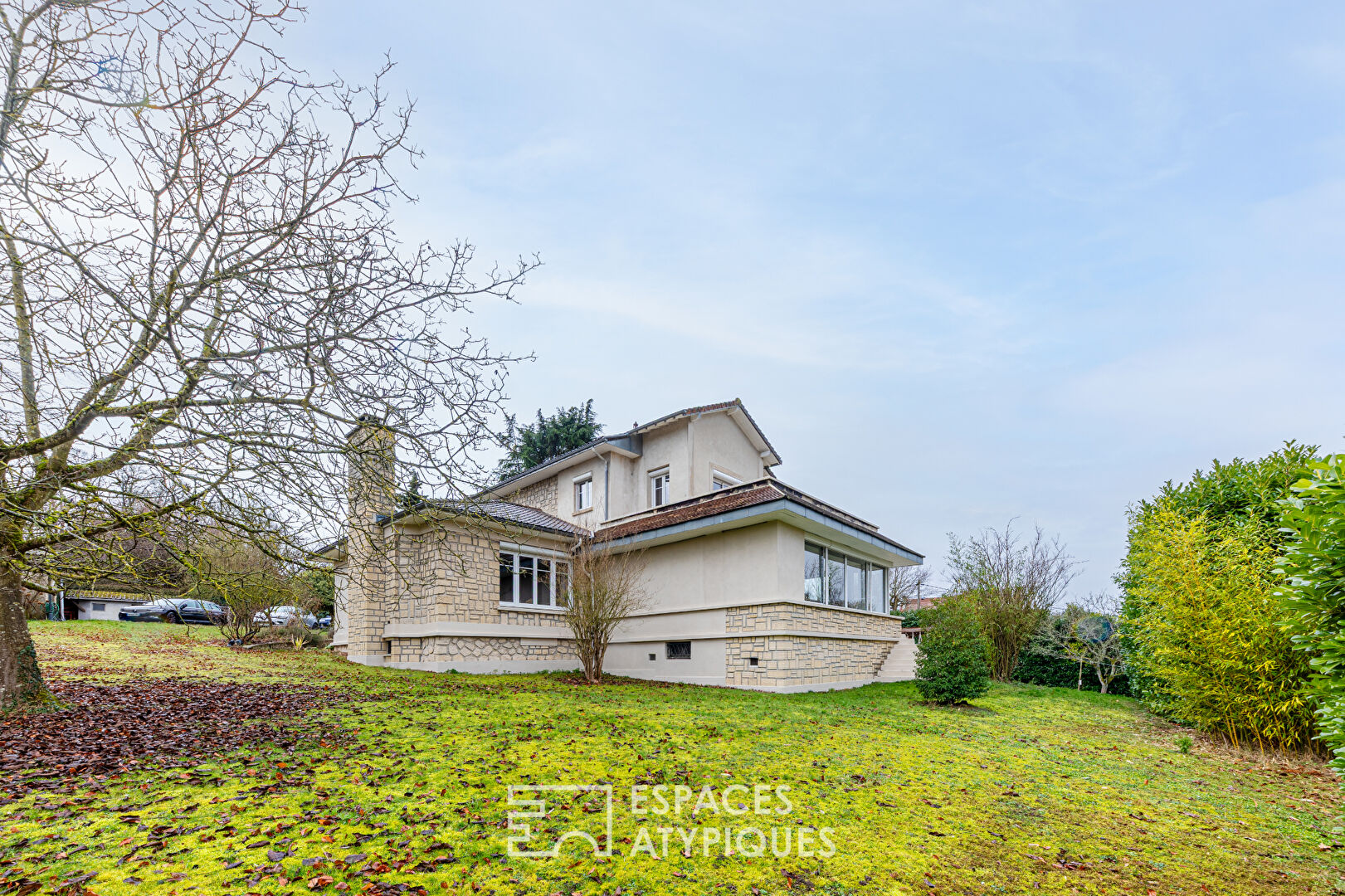 Villa année 50 de 227 m² sur 3362 m² de terrain, avec belle piscine, sur les hauteurs de Viarmes