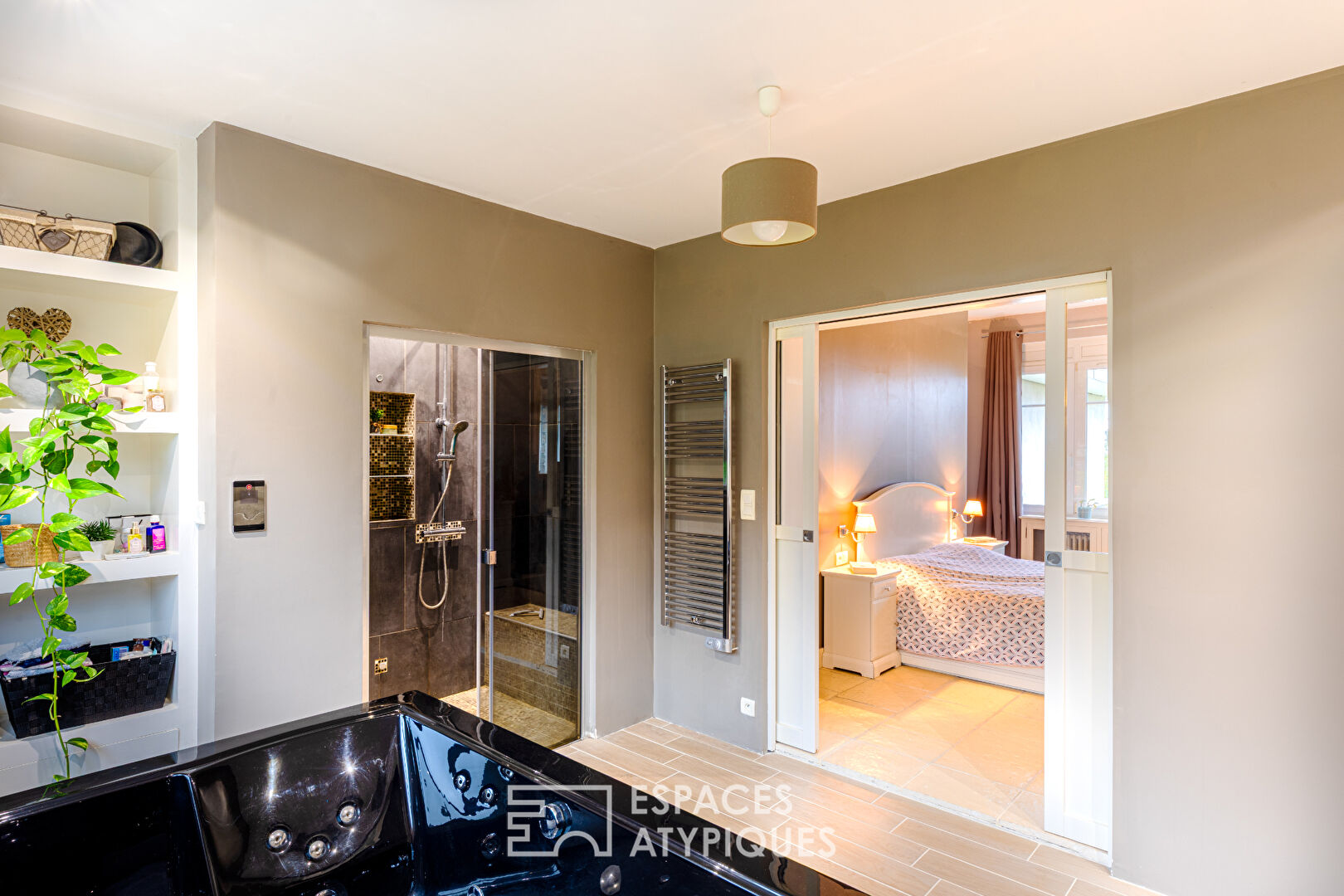 Villa année 50 de 227 m² sur 3362 m² de terrain, avec belle piscine, sur les hauteurs de Viarmes