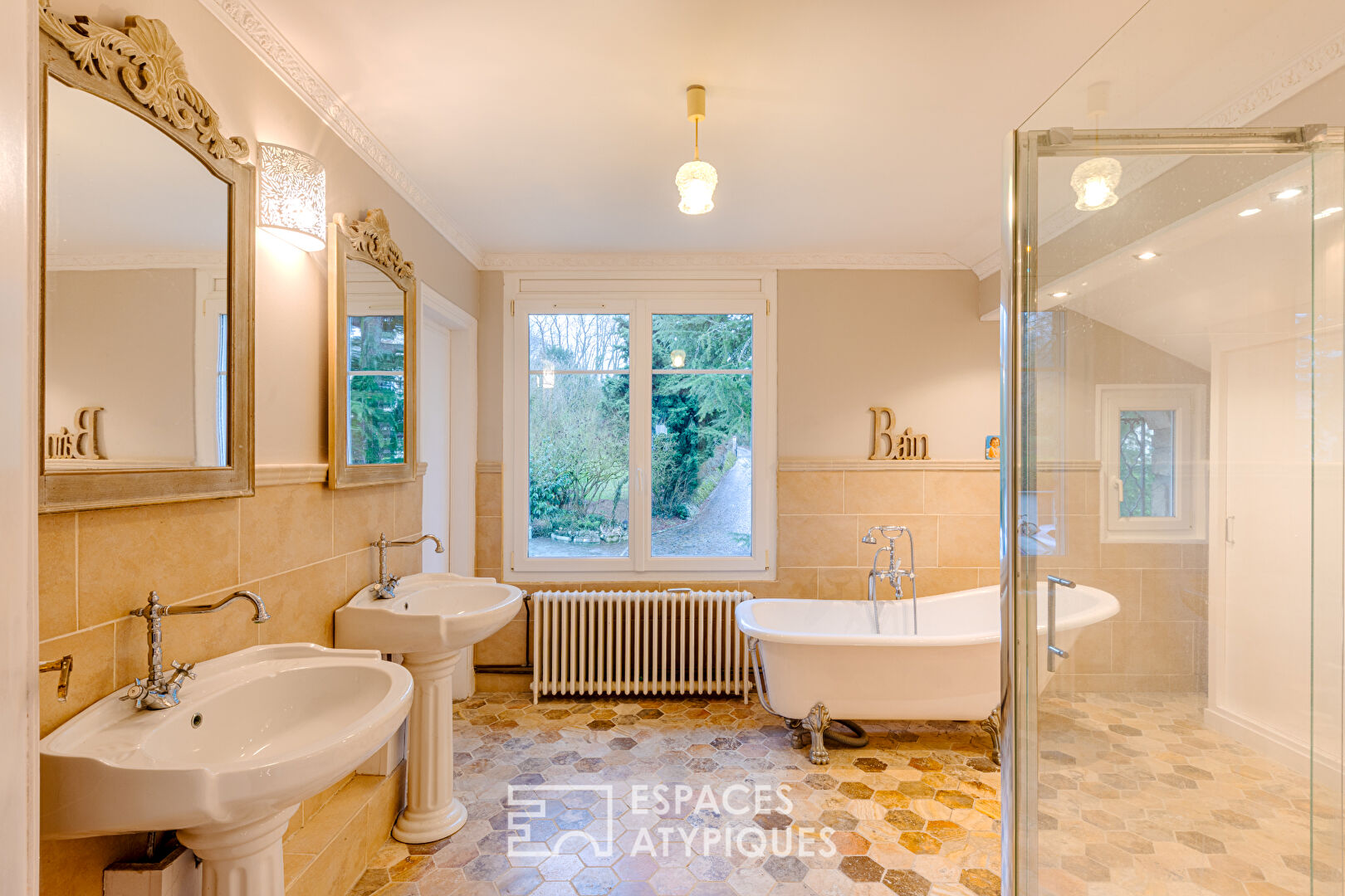 Villa année 50 de 227 m² sur 3362 m² de terrain, avec belle piscine, sur les hauteurs de Viarmes