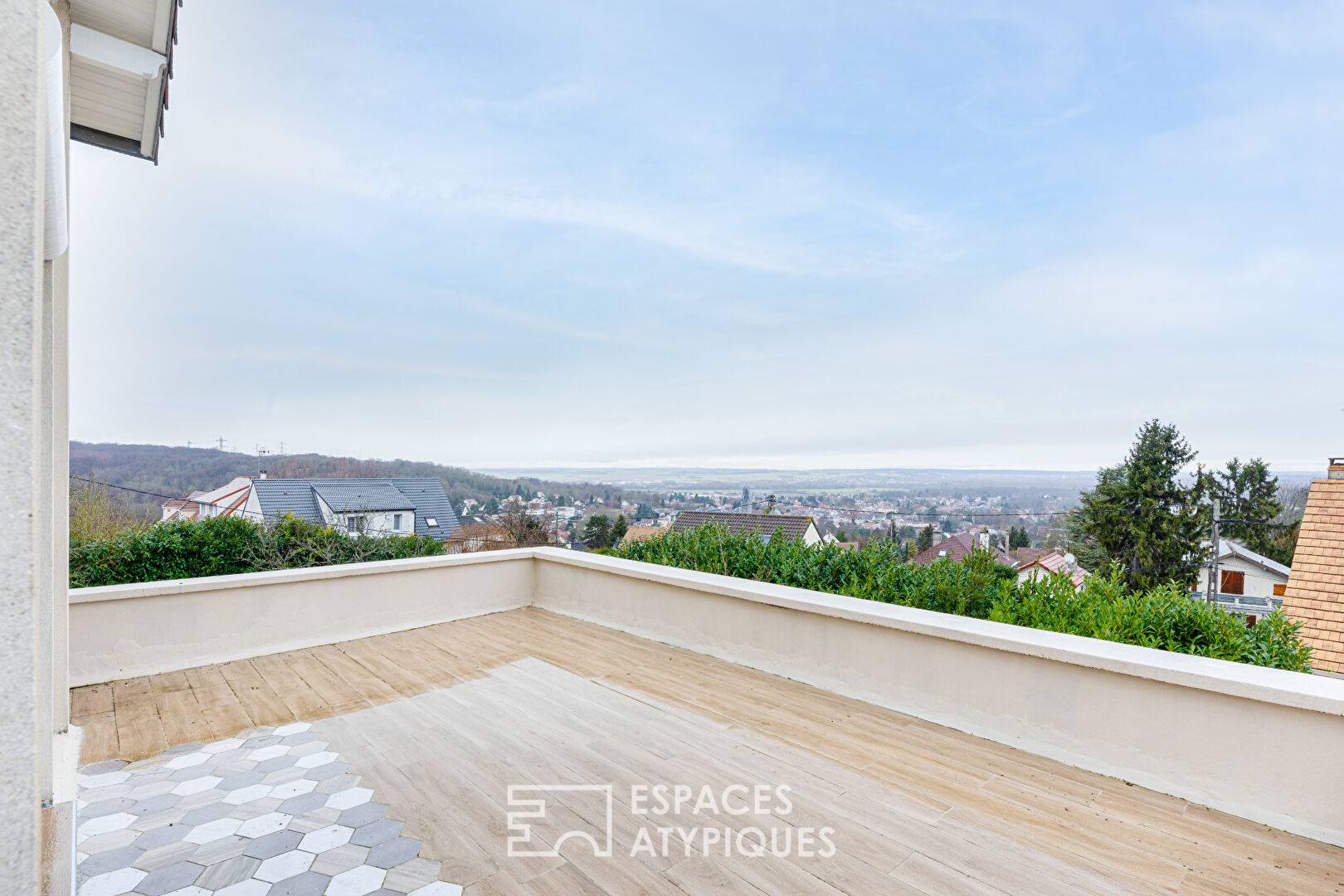 Villa année 50 de 227 m² sur 3362 m² de terrain, avec belle piscine, sur les hauteurs de Viarmes