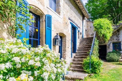 Maison de charme ancienne de plus de 150 m² au coeur du village authentique de Frouville