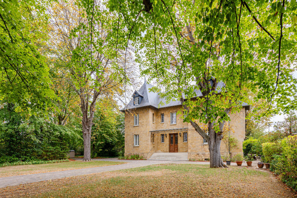 Demeure d'exception de 1903, joyau architectural au coeur d'un parc préservé à Cergy-Village