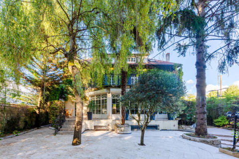 Exceptional bow window and 1920 metamorphosis: a house between glass and garden in Pontoise
