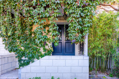 Exceptional bow window and 1920 metamorphosis: a house between glass and garden in Pontoise