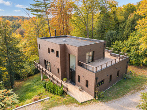 Maison d&rsquo;architecte suspendue au coeur de la nature à Champagne-sur-Oise