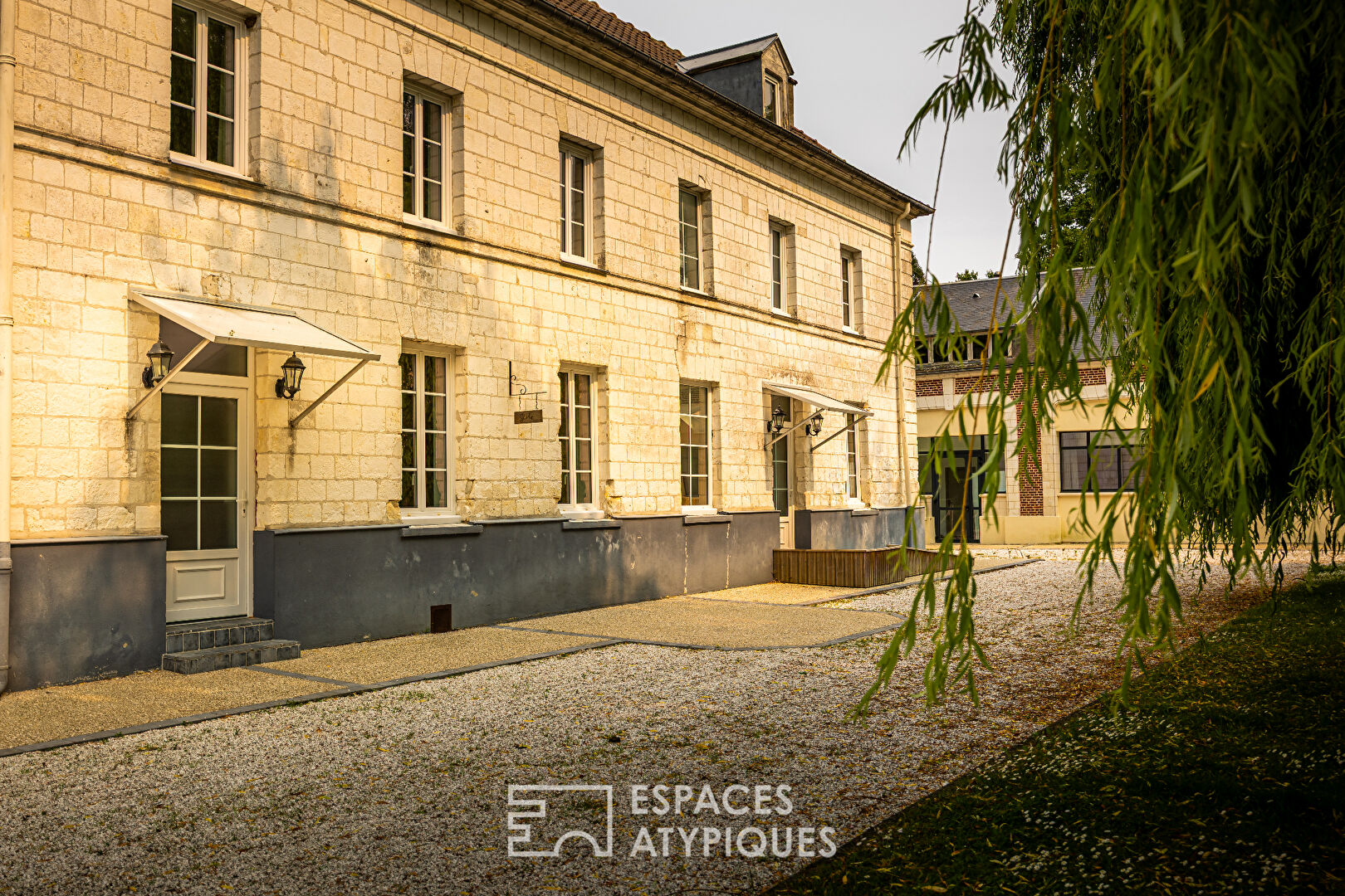 Magnifique château événementiel – Hôtel, restaurant, mariage, séminaire, gite, piscine et spa