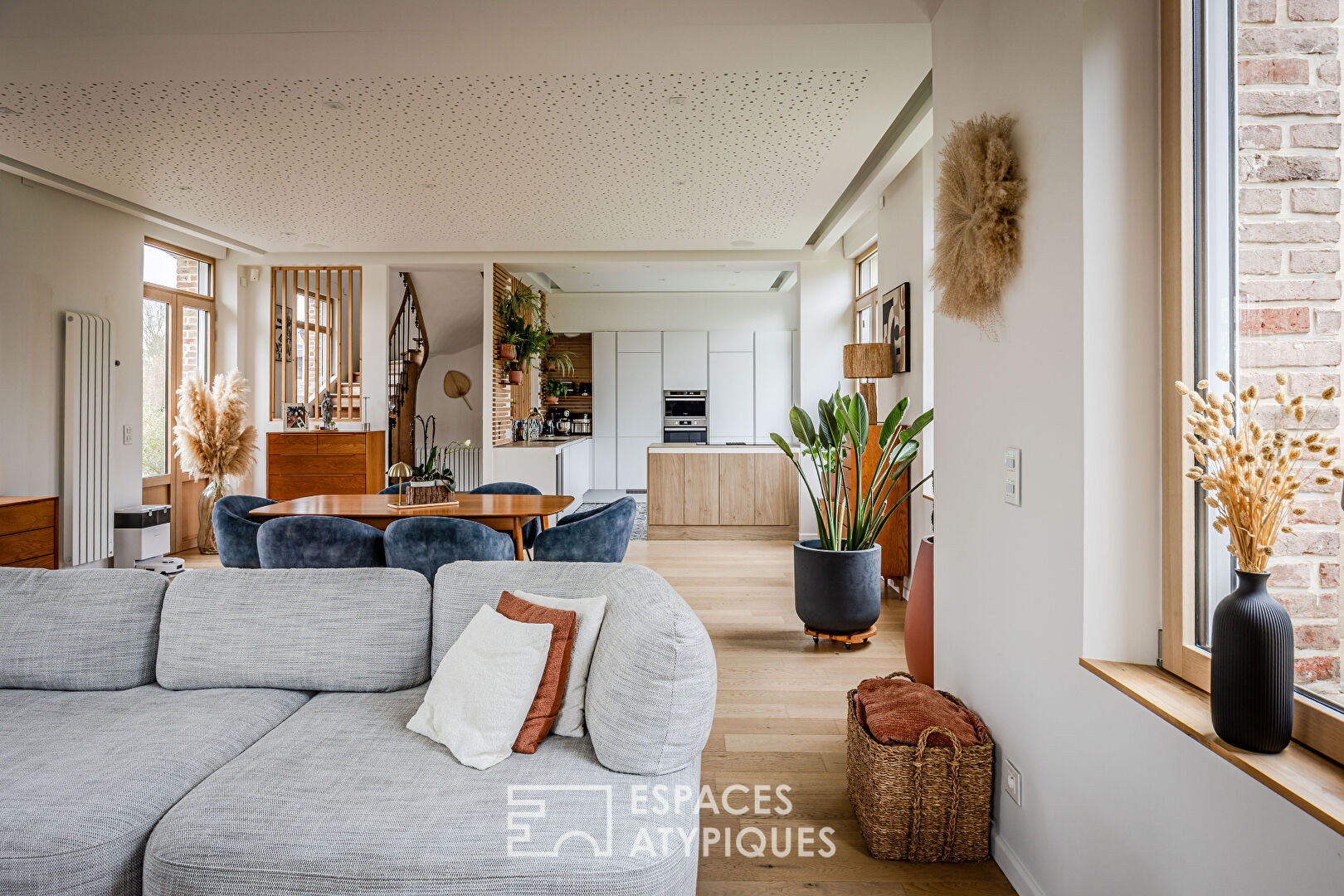 Élégante propriété bourgeoise au fil de l&rsquo;eau, aux portes d&rsquo;Amiens Sud avec piscine et gîtes