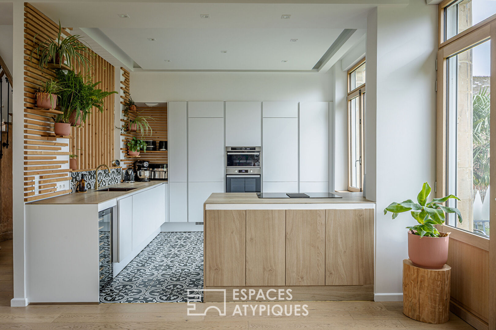 Élégante propriété bourgeoise au fil de l&rsquo;eau, aux portes d&rsquo;Amiens Sud avec piscine et gîtes