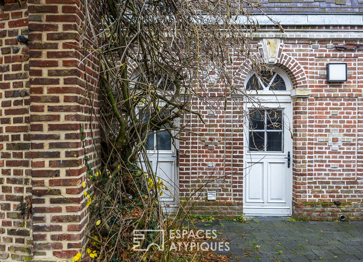 Élégante propriété bourgeoise au fil de l&rsquo;eau, aux portes d&rsquo;Amiens Sud avec piscine et gîtes