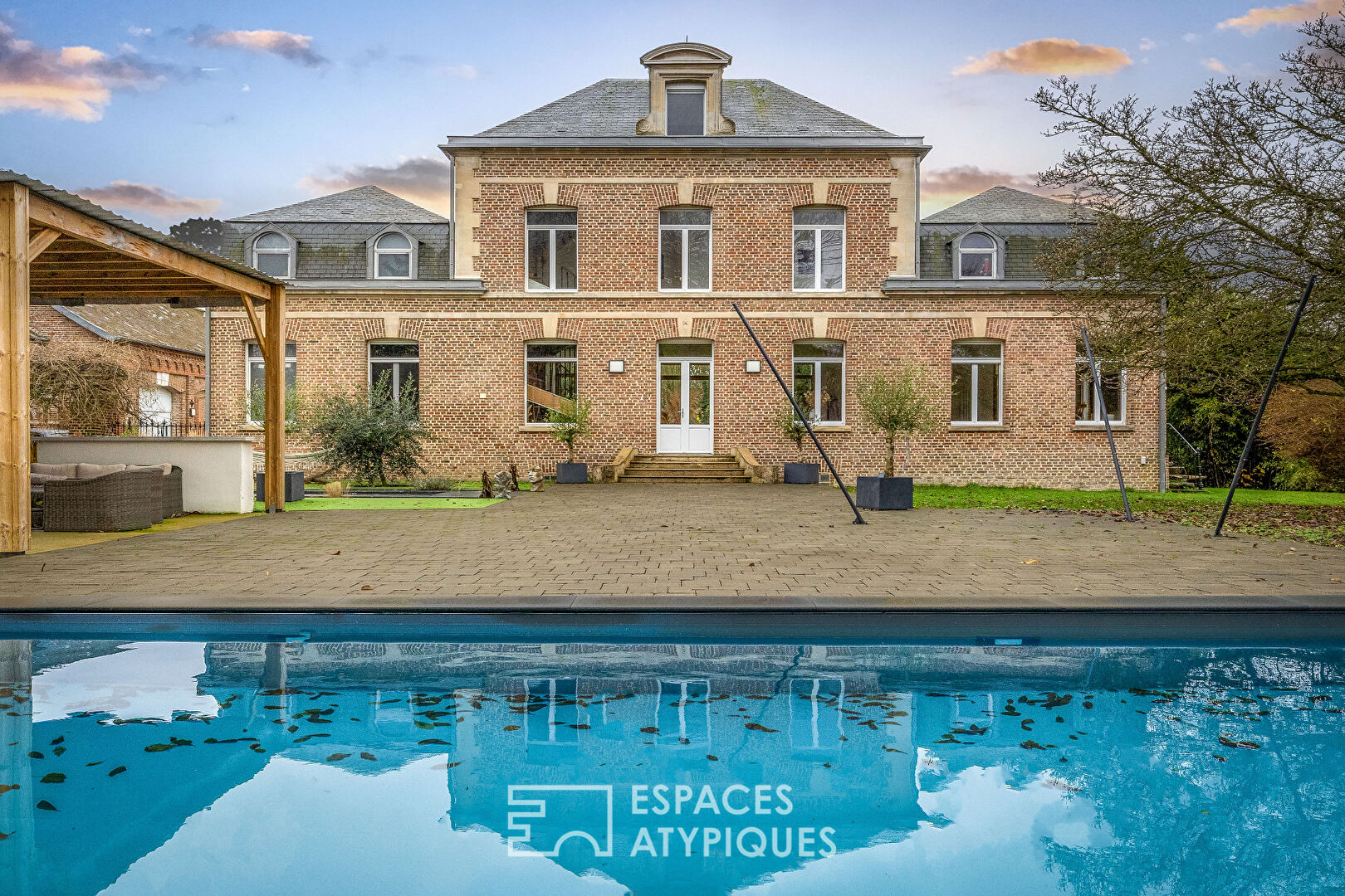 Élégante propriété bourgeoise au fil de l&rsquo;eau, aux portes d&rsquo;Amiens Sud avec piscine et gîtes