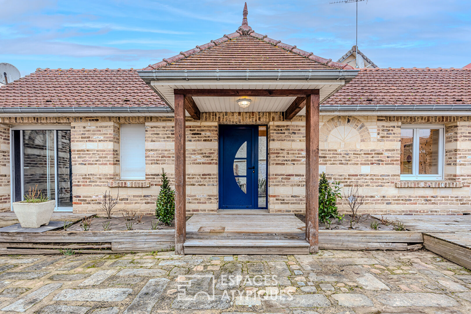 Maison style loft avec belle piscine et garage