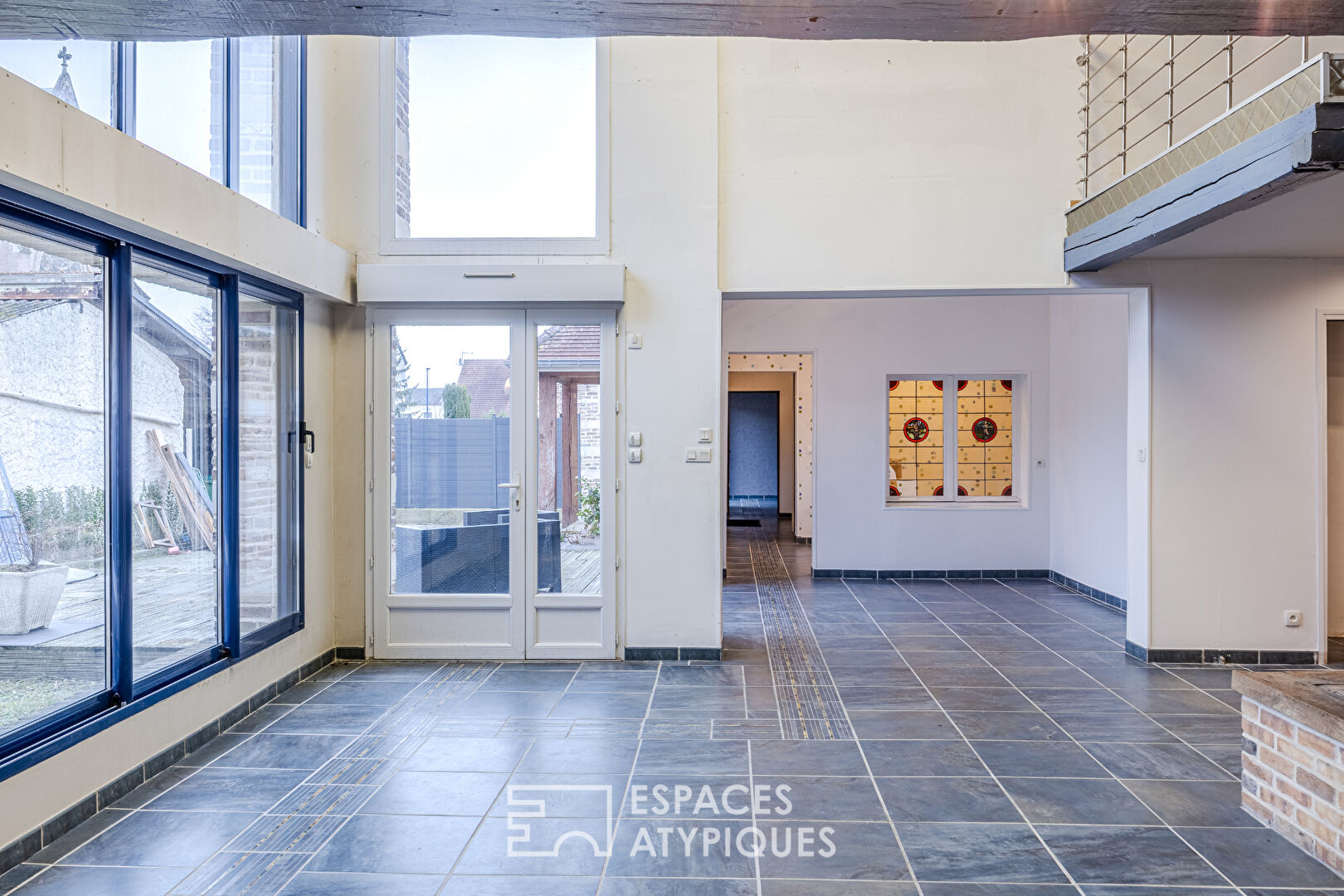 Maison style loft avec belle piscine et garage