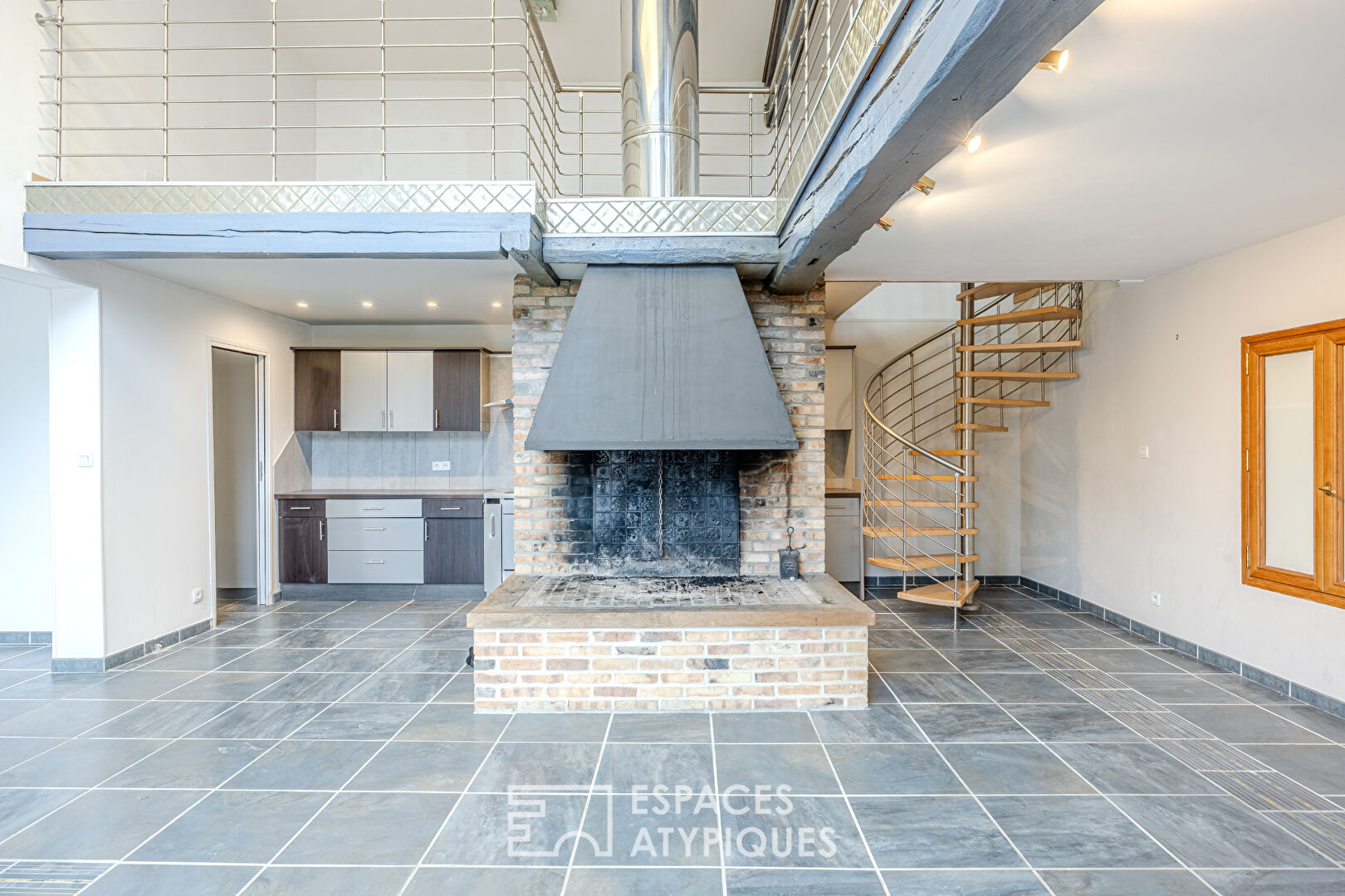 Maison style loft avec belle piscine et garage