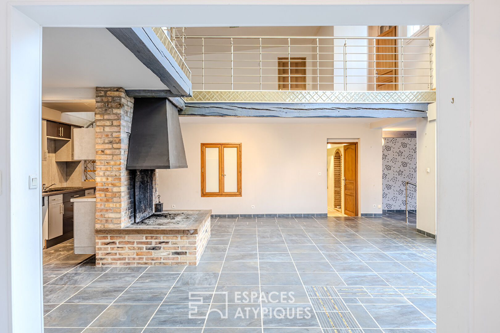 Maison style loft avec belle piscine et garage