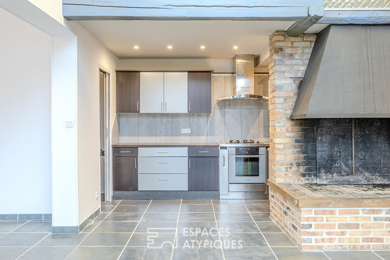 Maison style loft avec belle piscine et garage