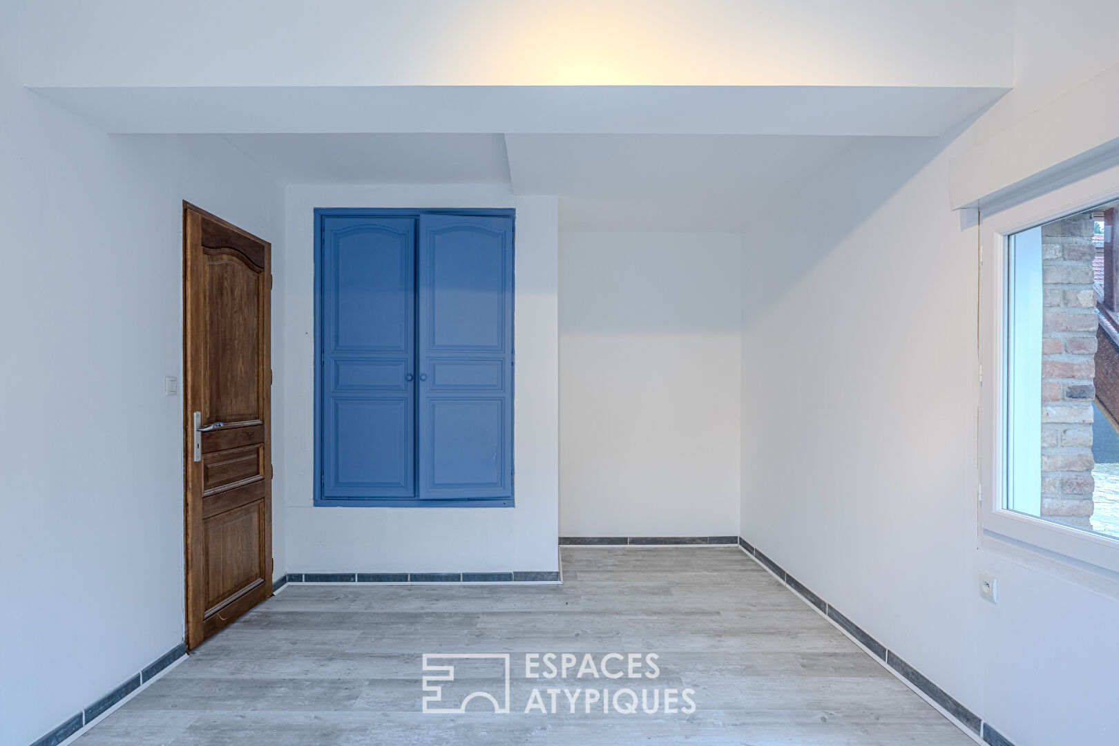 Maison style loft avec belle piscine et garage