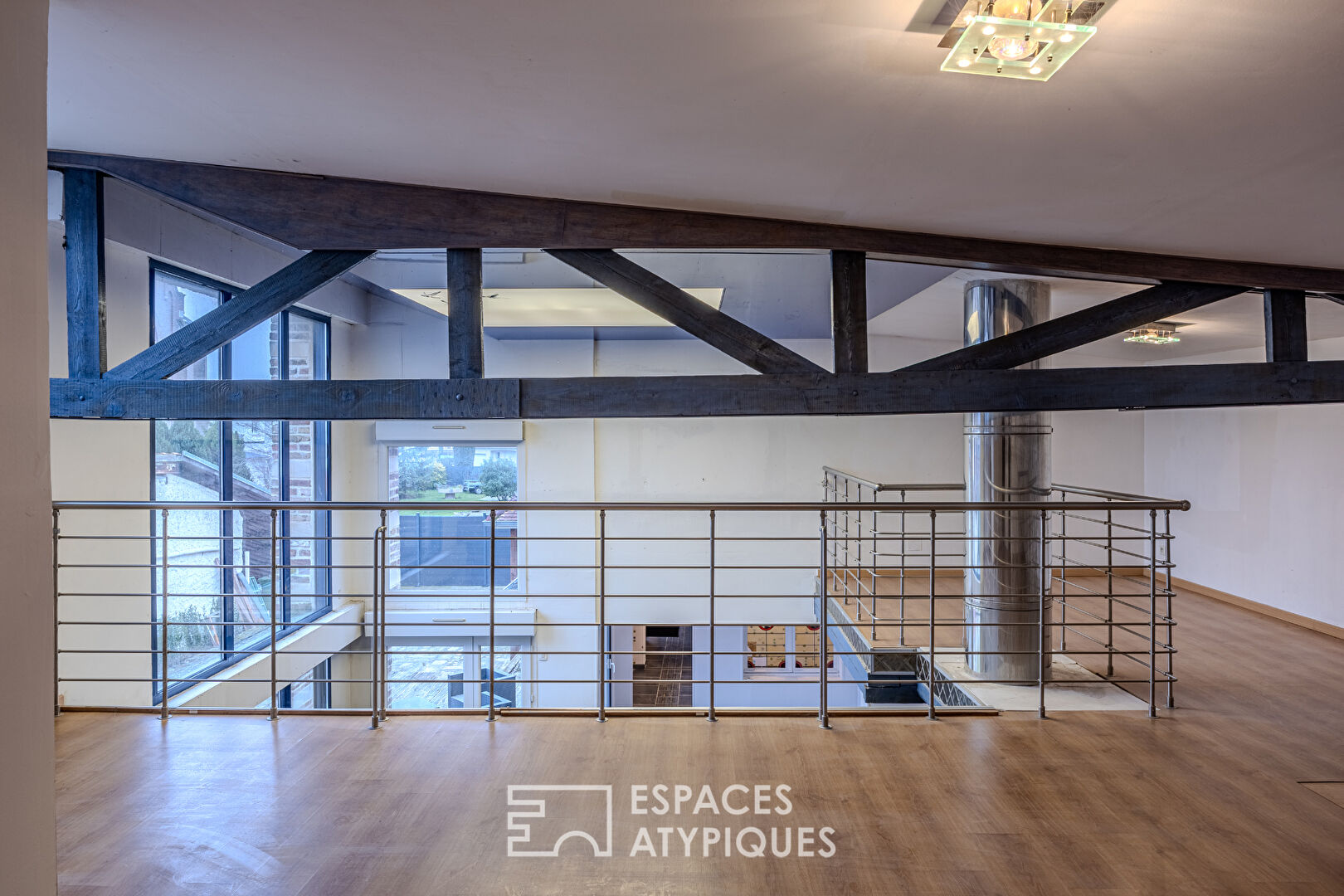 Maison style loft avec belle piscine et garage