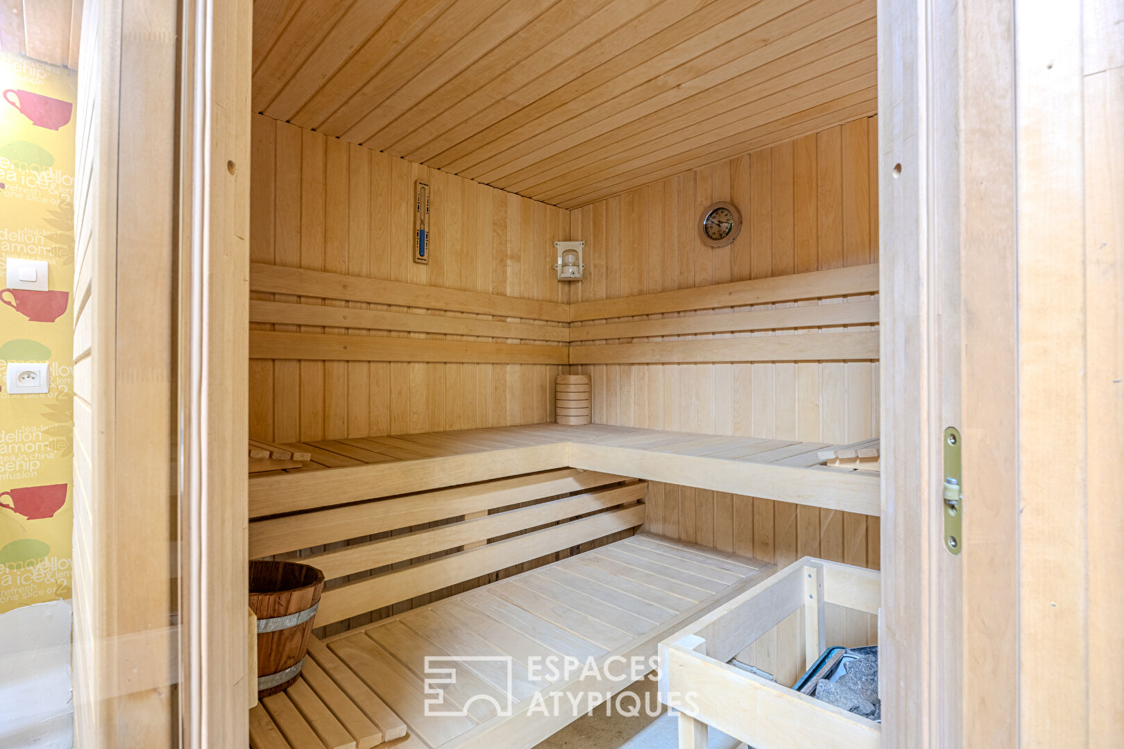 Maison style loft avec belle piscine et garage