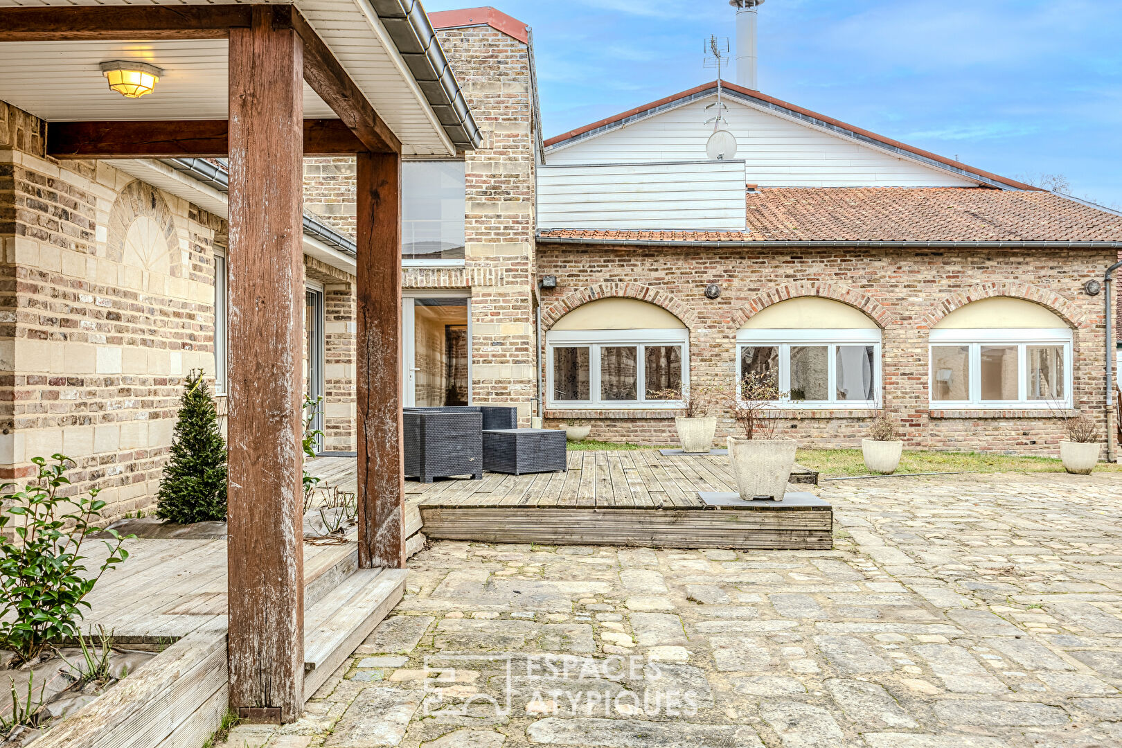 Maison style loft avec belle piscine et garage
