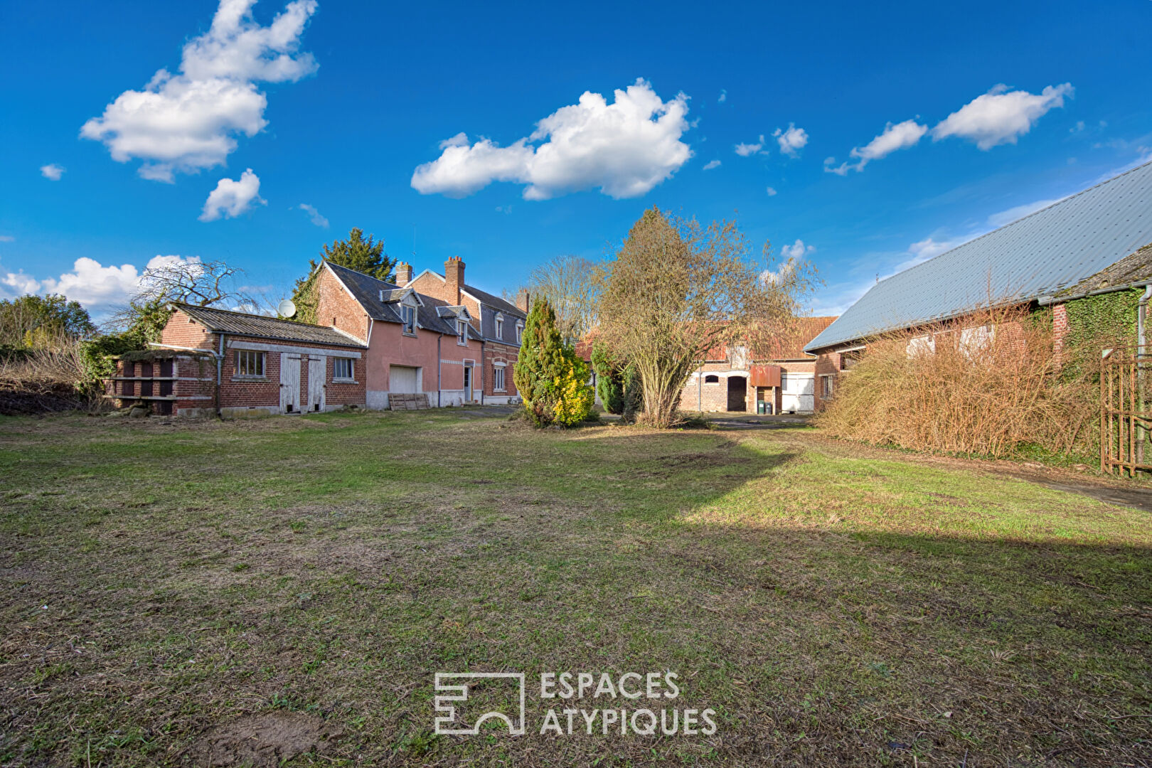 Corps de ferme à réinventer et vaste grange de caractère à l&rsquo;Est d&rsquo;Amiens