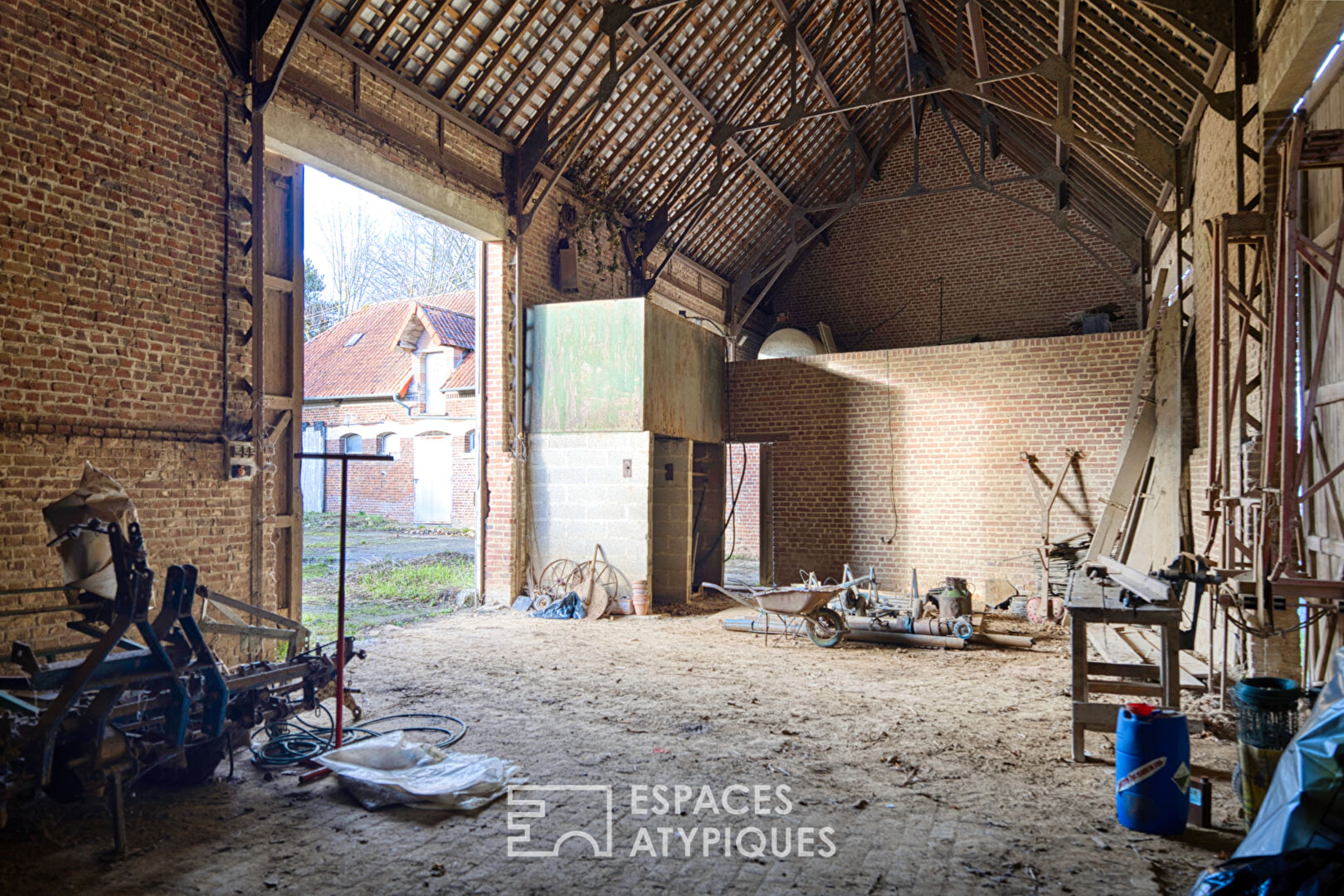 Corps de ferme à réinventer et vaste grange de caractère à l&rsquo;Est d&rsquo;Amiens