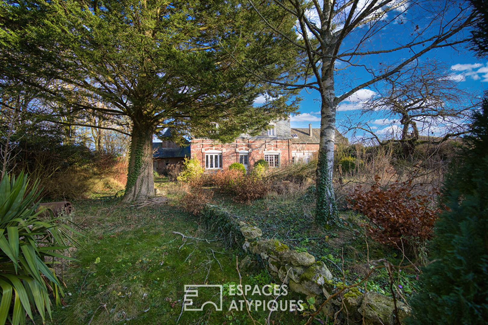 Corps de ferme à réinventer et vaste grange de caractère à l&rsquo;Est d&rsquo;Amiens