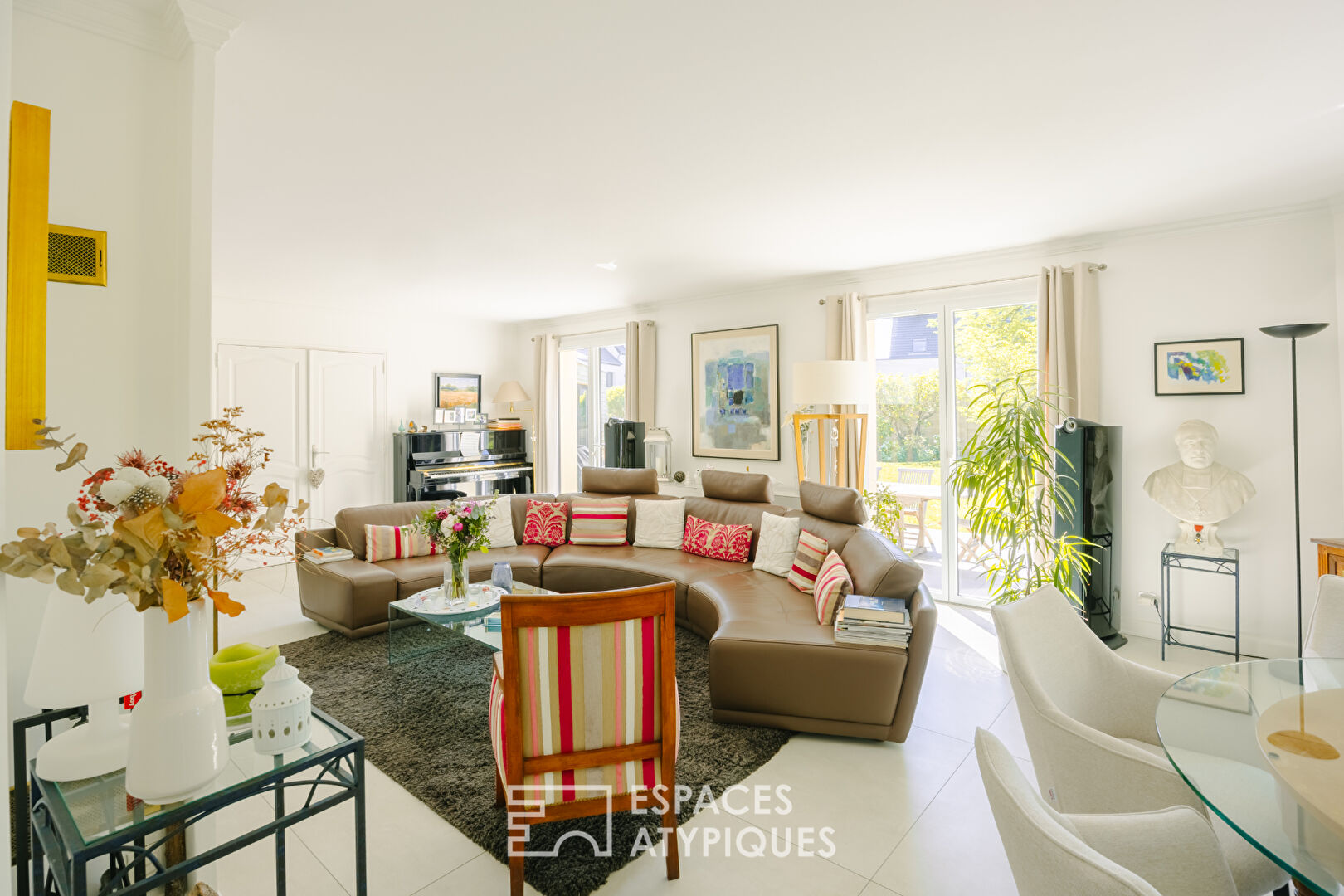 Maison contemporaine avec spa, jardin, cinéma, à Saint-Fuscien