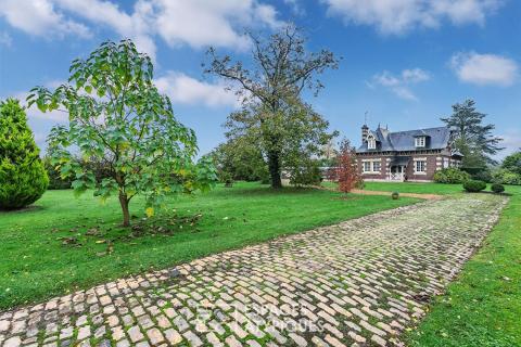 Demeure de style Anglo Normand avec piscine et parc arboré
