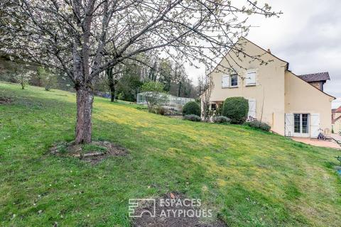 Maison moderne traditionnelle de maçon avec jardin, piscine et superbe vue