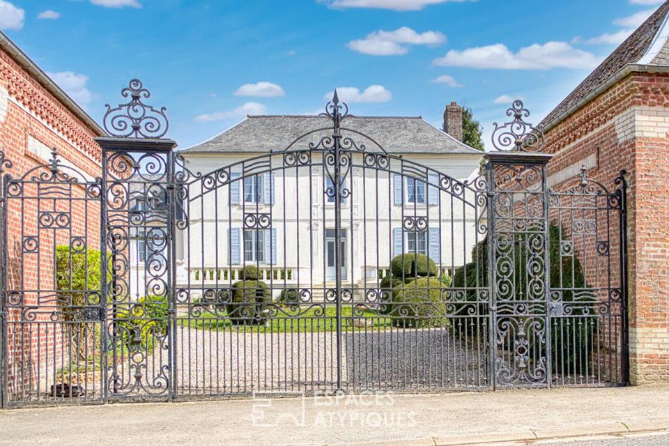 Maison de maître du XIXe siècle avec dépendances et jardin intimiste à proximité d'Amiens