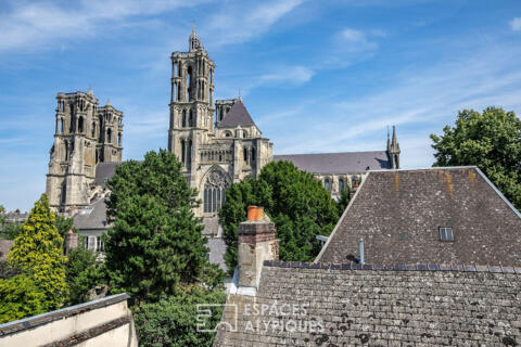 Iconic townhouse with view and garden in the historic heart of Laon