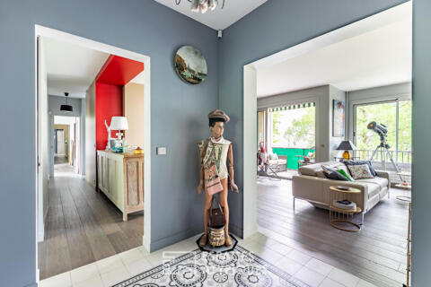Large renovated apartment in a sought-after residence in the immediate vicinity of Chantilly
