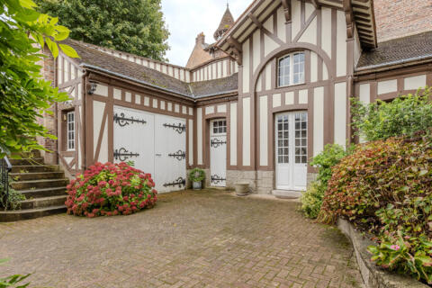A characterful property to be reinvented in the heart of the town of Eu