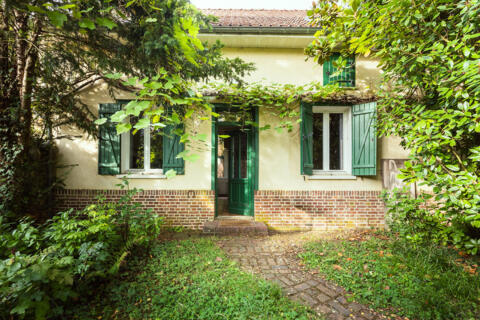 Maison de campagne avec jardin arboré à l’abri d’une porte cochère, dans l’Oise