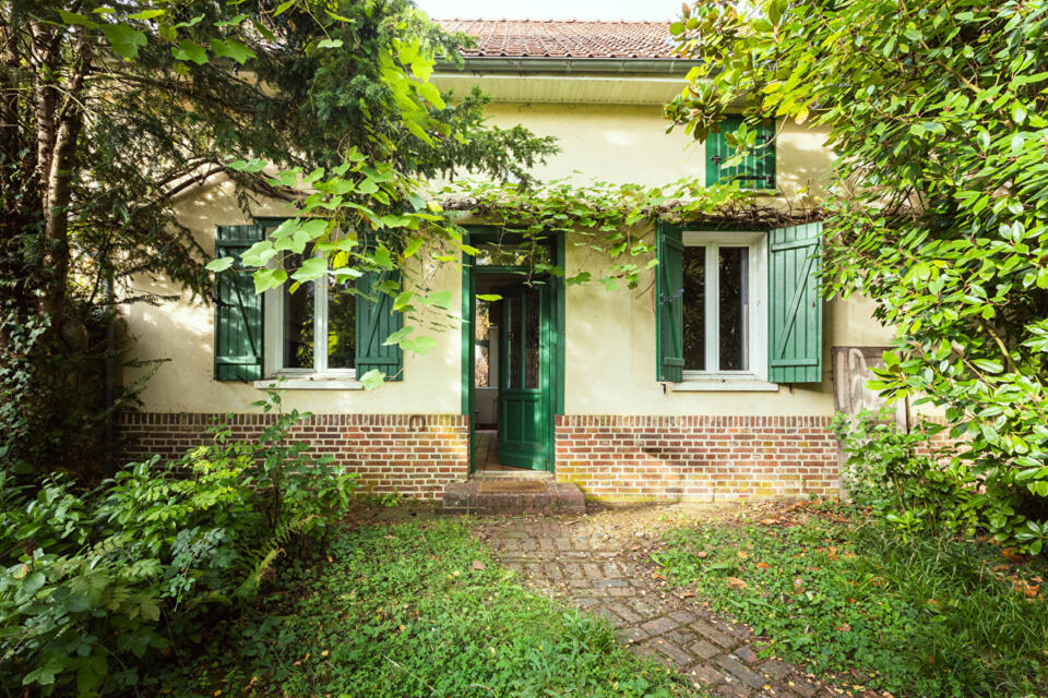 Maison de campagne avec jardin arboré à l'abri d'une porte cochère, dans l'Oise