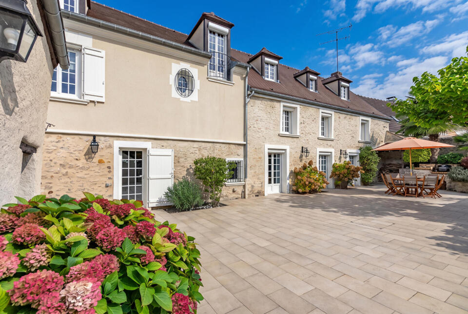 Maison de famille en pierre avec jardin clos et piscine aux portes de Senlis