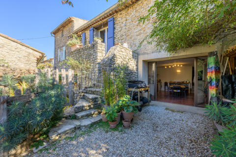 Deux maisons et un jardin comme un tableau dans le Luberon
